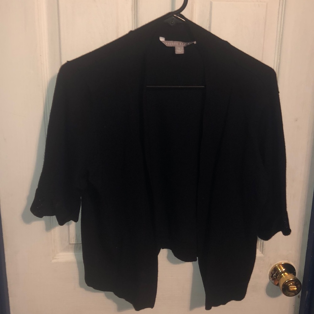 Short sleeves cardigan. In a rich black.